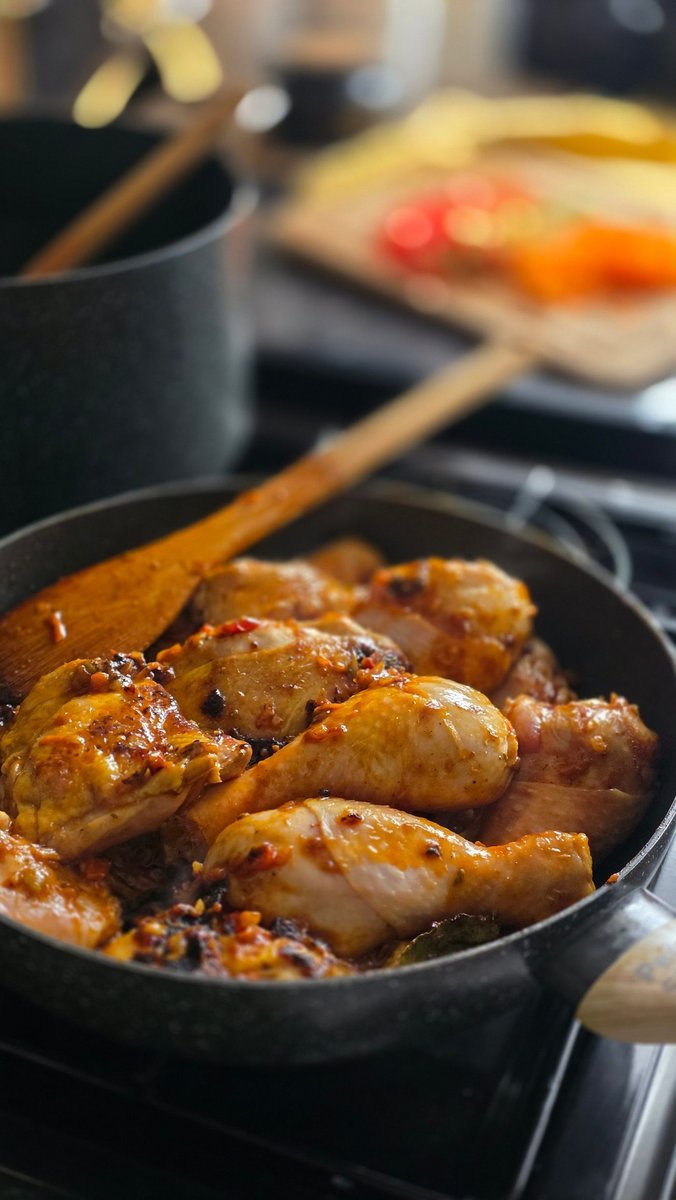 Pollo adobo che sobbolle nella pentola