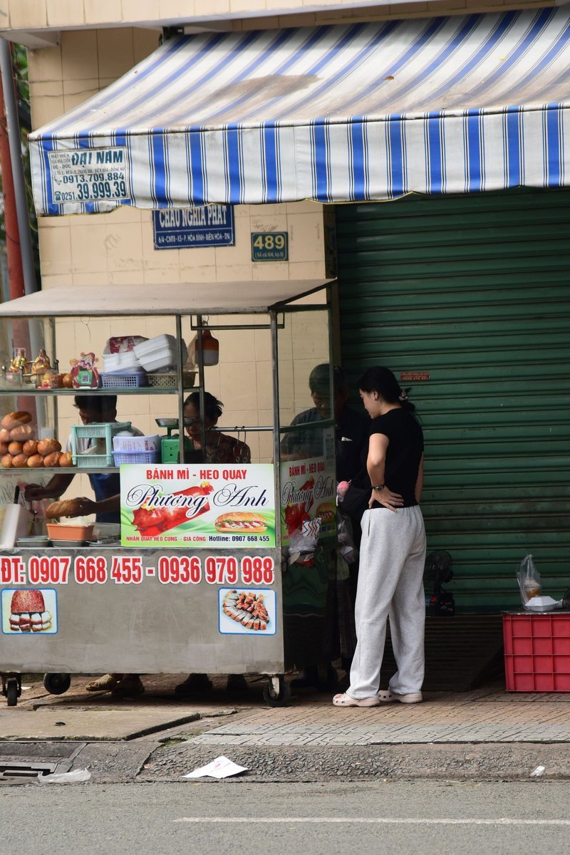 Bancarella di banh mi per strada in Vietnam