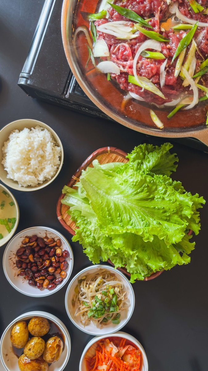 Bulgogi al barbecue coreano con contorni banchan