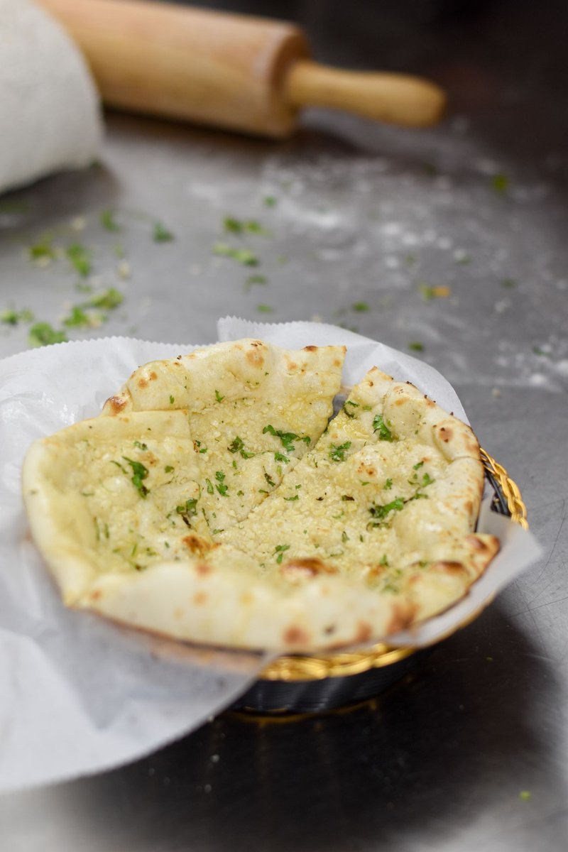 Pane naan all'aglio appena sfornato in un cestino