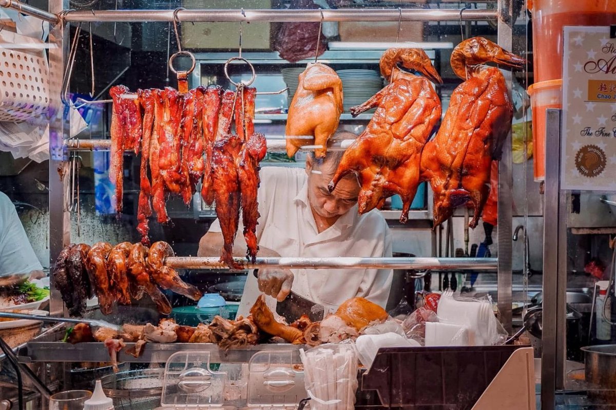 Rosticceria cantonese con char siu e anatre laccate appesi