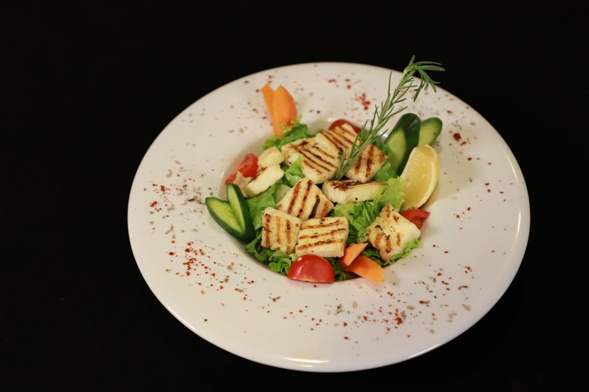 Halloumi grigliato con verdure fresche