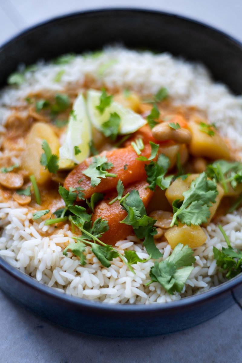 Massaman con patate, arachidi e lime su riso