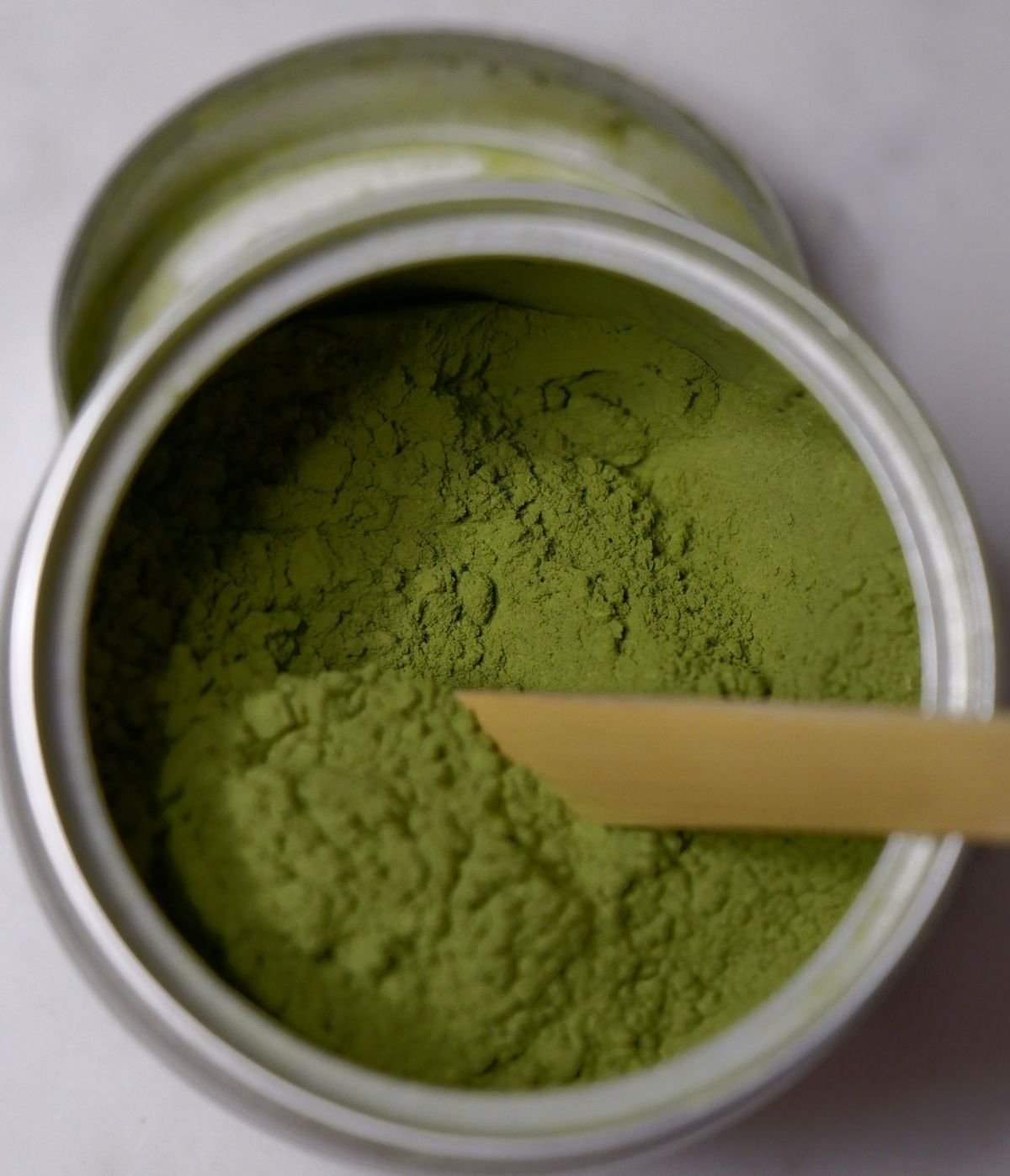 Matcha in polvere verde con paletta di bambu