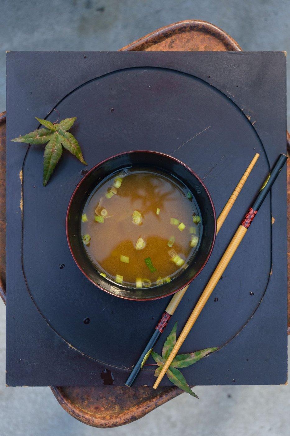 Zuppa di miso con cipollotto in una ciotola nera