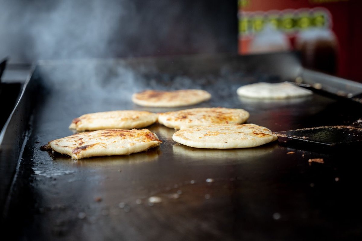 Pupusas che cuociono sul comal, la piastra