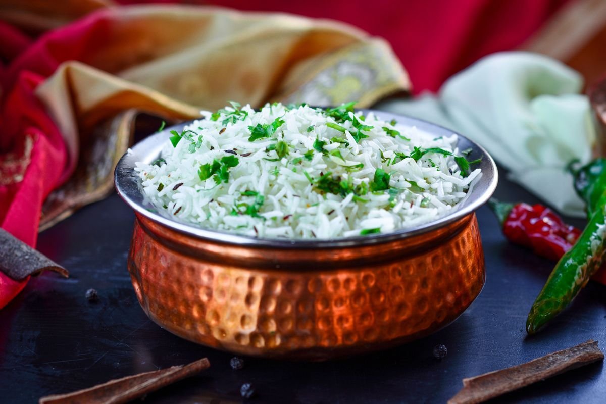Riso basmati cotto in una ciotola di rame