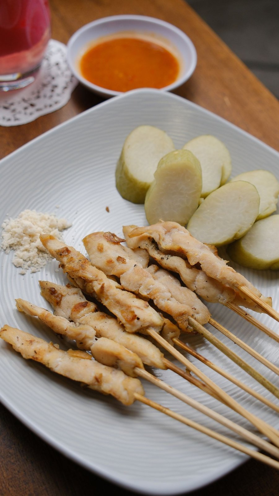 Satay, spiedini di pollo indonesiani con salsa di arachidi e ketupat