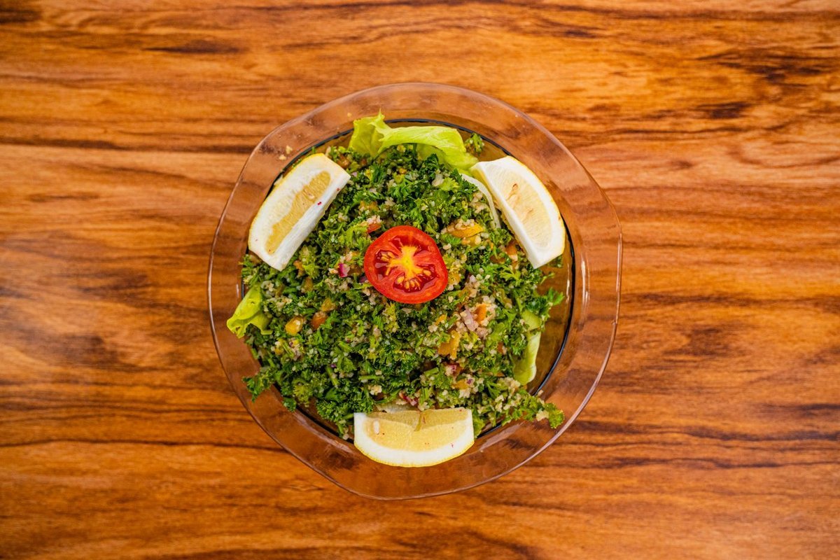 Tabbouleh in una ciotola con limone e pomodoro