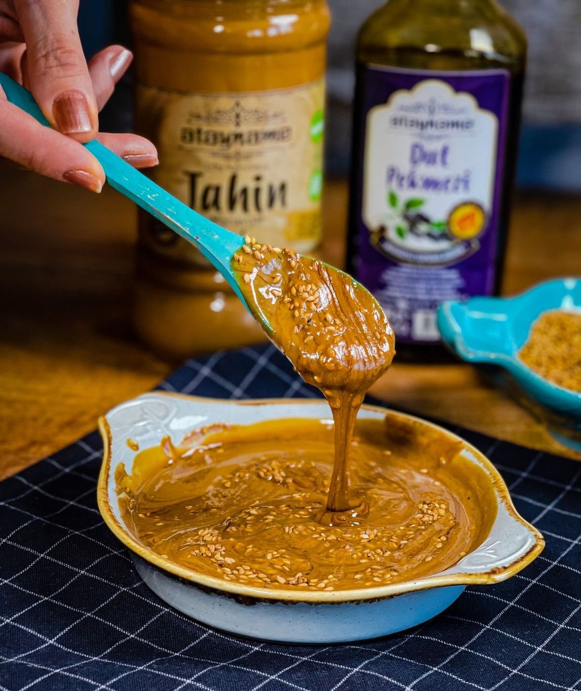 Tahina, crema di sesamo, raccolta con un cucchiaio