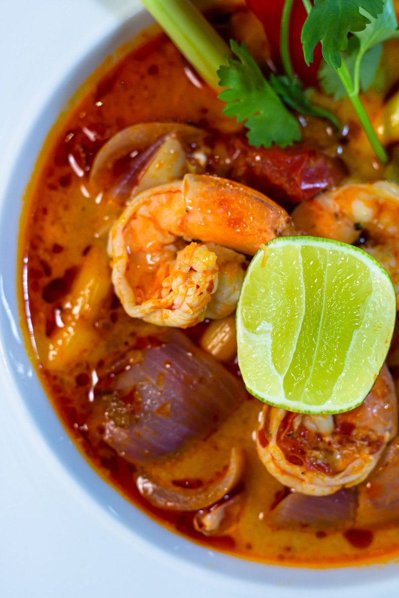 Primo piano di tom yum con gambero, lime e citronella