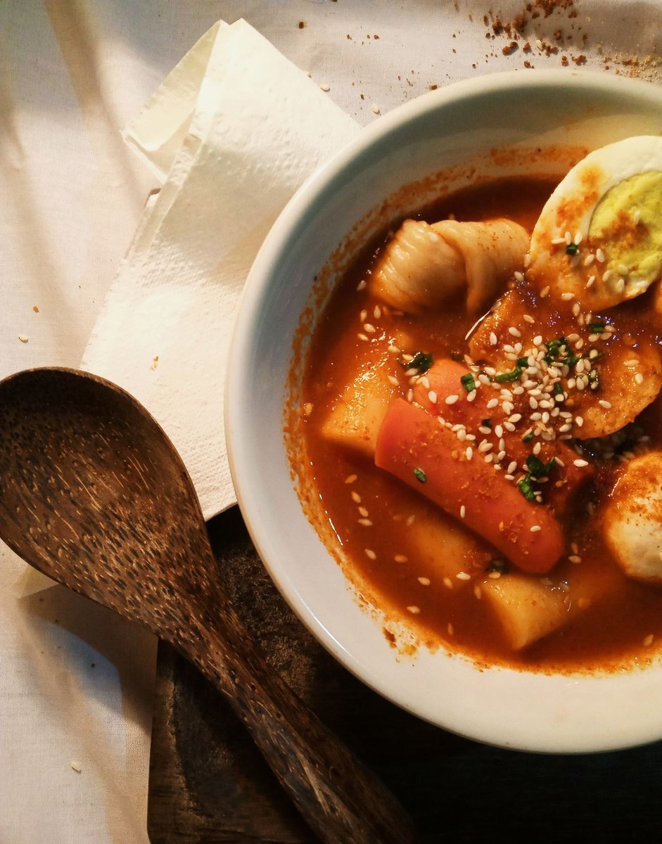 Tteokbokki in salsa rossa con uovo e semi di sesamo