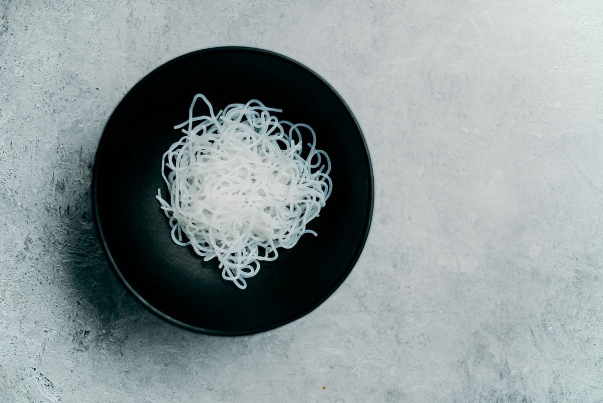Vermicelli di riso in una ciotola nera