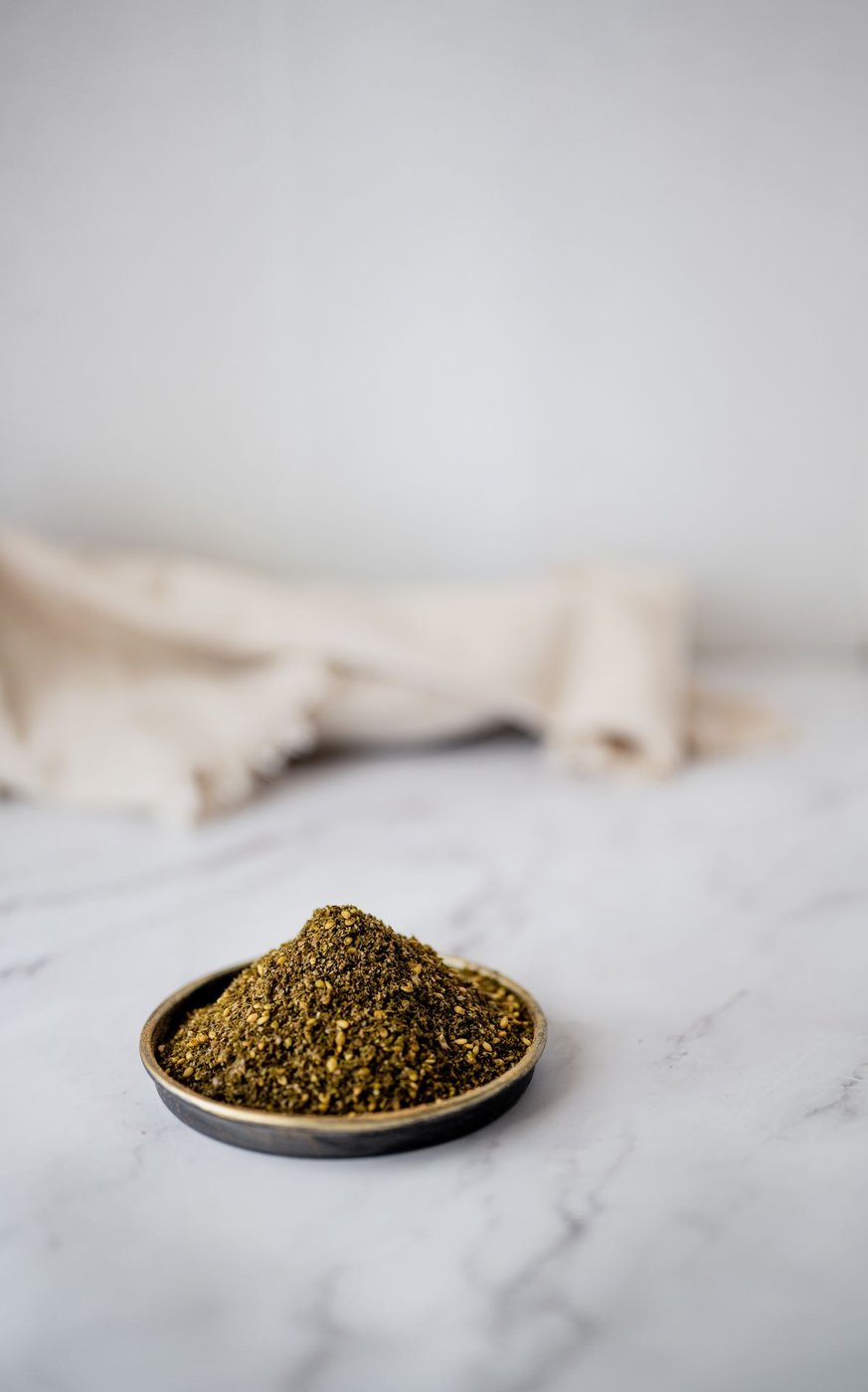 Zaatar, miscela di spezie con sesamo, in una ciotolina